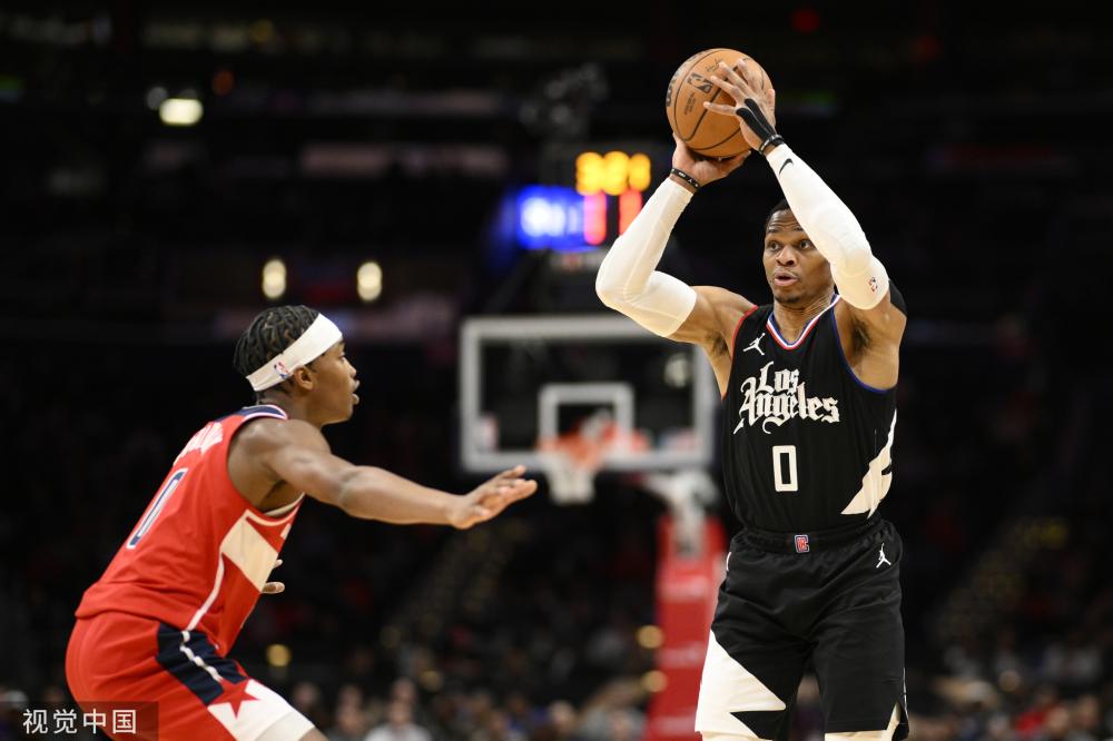 记者:为避免受伤影响转会,谢什科今日再次进行单独训练.