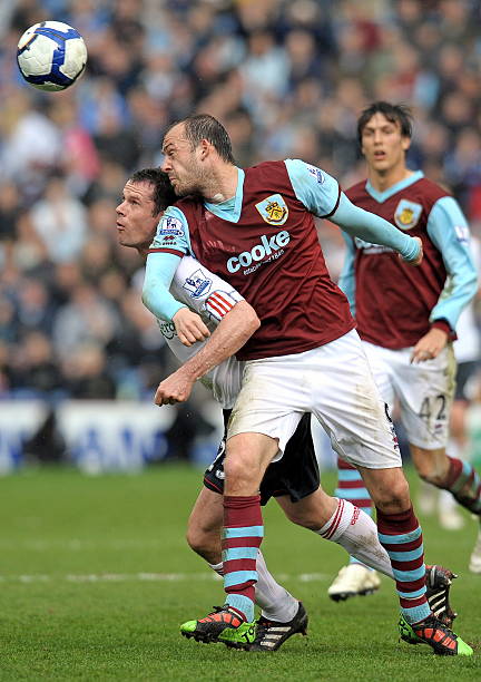 足球巴萨后防大将伤缺四周,主帅表情凝重(巴萨后防核心伤停四周,主帅神情严峻)